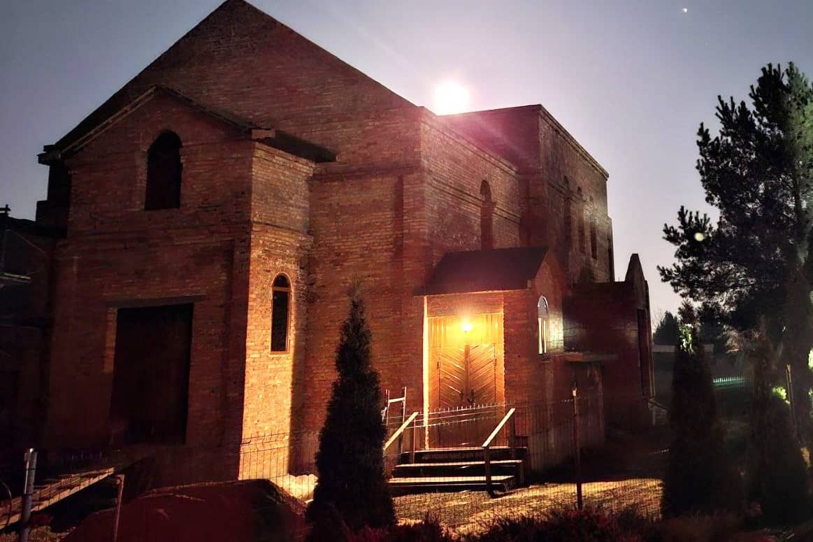 Воскресенський собор – масштабний собор із вражаючим фасадом та куполами